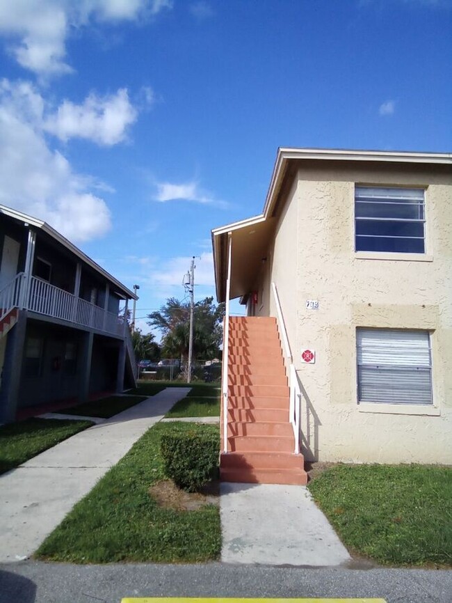 Building Photo - Beautiiful Palm Gardens 2 bedroom, 1 bath ...