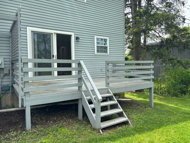 Building Photo - 3 Bedroom Townhome in Emmaus