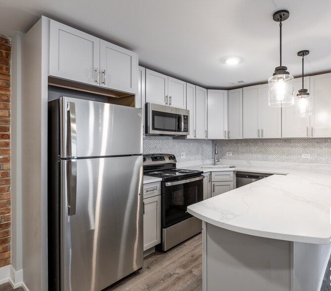 Primary Photo - 1214 N La Salle Dr