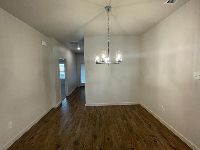 Building Photo - 10902 Aberdeen Ave