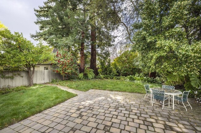 Building Photo - Stately Two Story Home w/ Serene Backyard in Crescent Park