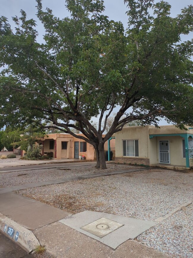 Building Photo - One bedroom duplex with a Garage