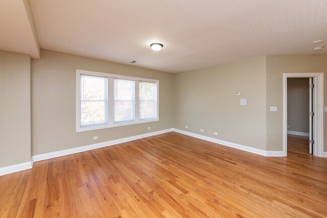 Building Photo - 1503 W Albion Ave