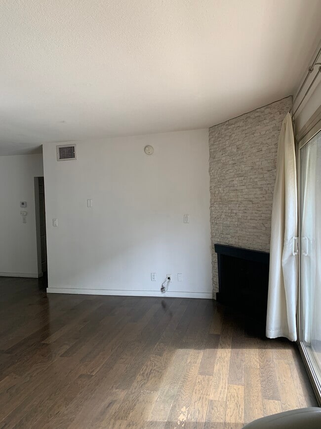 Building Photo - 141 S Clark Dr