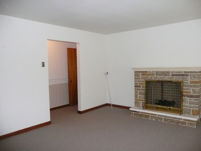 Building Photo - 3 Bedroom / 2 Bath Brick Ranch Home Kingsp...