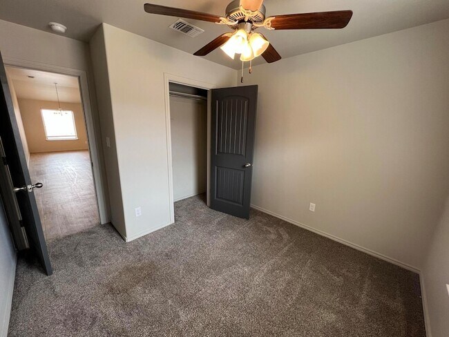 Building Photo - 716 Hillshire Ave