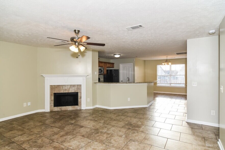 Building Photo - 176 Lyndhurst Dr