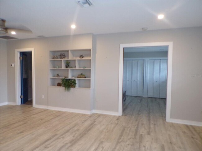 Building Photo - 2310 Palm Tree Dr
