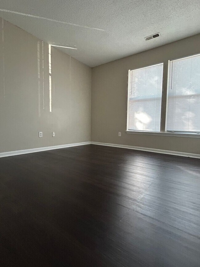 Building Photo - 9629 Vinca Cir