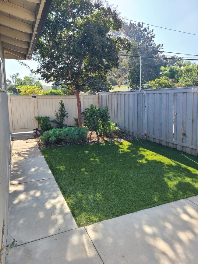 Building Photo - Spacious Ocean Beach 2 bed 1 bath just a f...