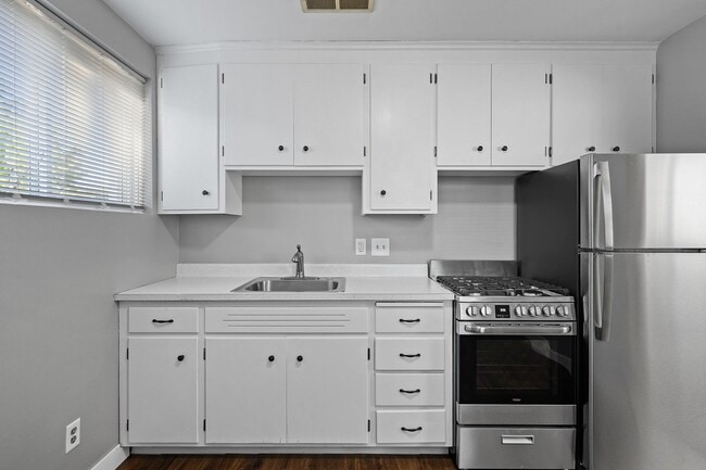 Building Photo - Spacious 1/BR/1 Bath Available Now!