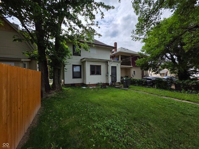 Building Photo - 3179 N Kenwood Ave
