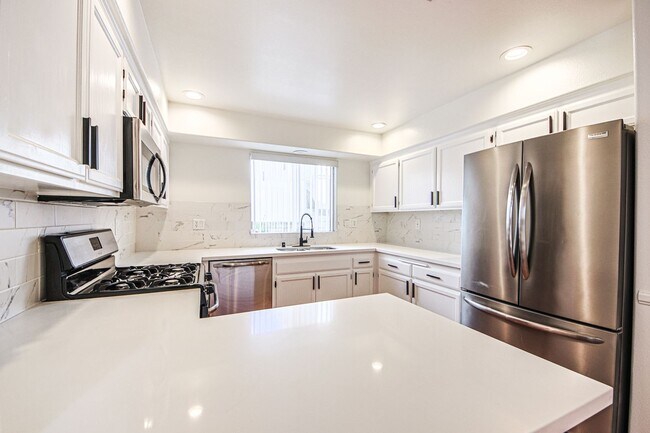 Building Photo - Fully Renovated 4 Bed/3.5Bath Home with Garage + Private Yard