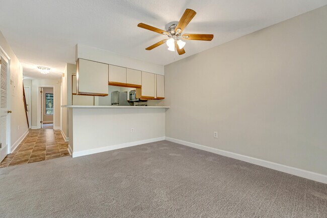 Building Photo - 208 Southlake Ct