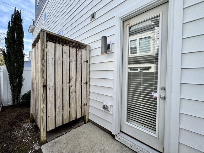 Building Photo - Ready 04-01-26! A Shadowlawn Condo w/Rooftop Deck - 3 Primary Suites - Outdoor Shower - Pet Frien...