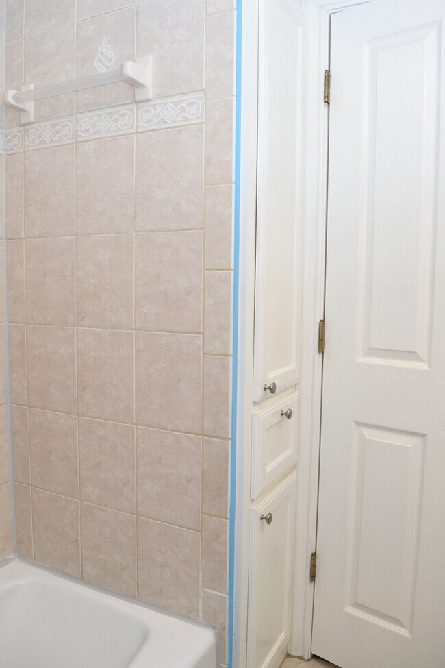 Building Photo - 2 Bedroom off Lake Austin Blvd!