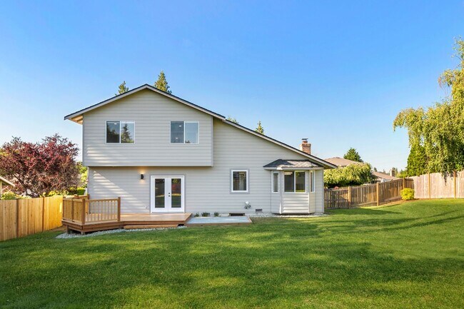 Building Photo - Inviting Everett Home Featuring 3 Bedrooms, Fireplace, and Fully Fenced Backyard
