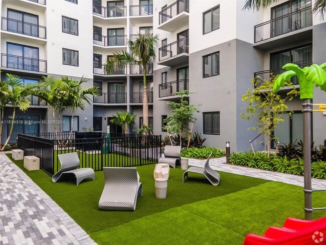 Building Photo - 401 Hialeah Dr