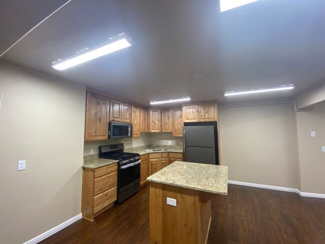 Building Photo - *utilities included* Three bedroom apartme...