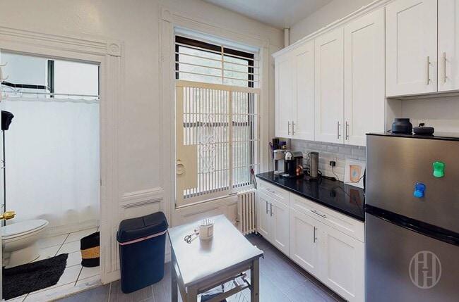 Building Photo - 533 E 87th St