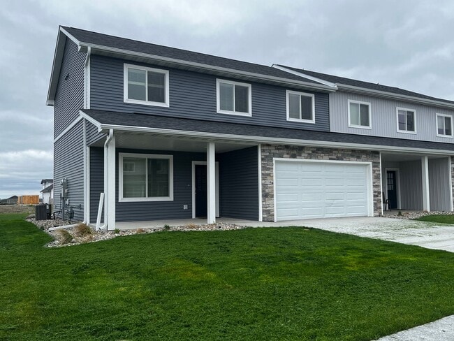 Building Photo - Gilbert 3 Bedroom Townhouse Available Augu...
