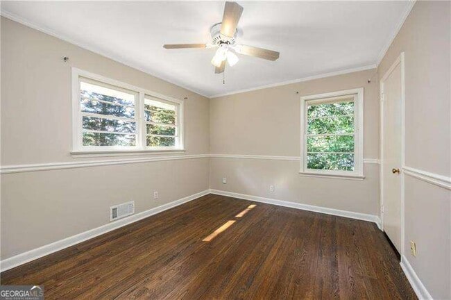 Building Photo - 535 Valley Ln NE