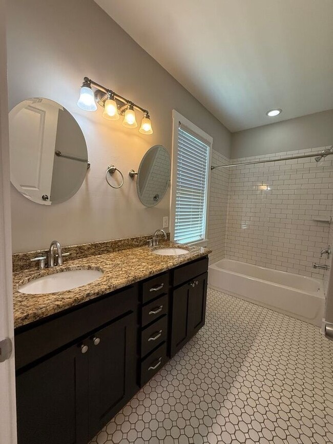 Building Photo - For Rent - Beautiful South Nashville House