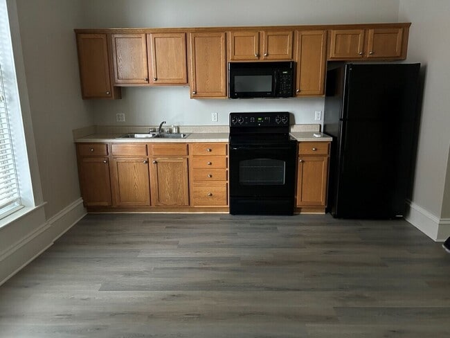 Building Photo - 200 E 9th St