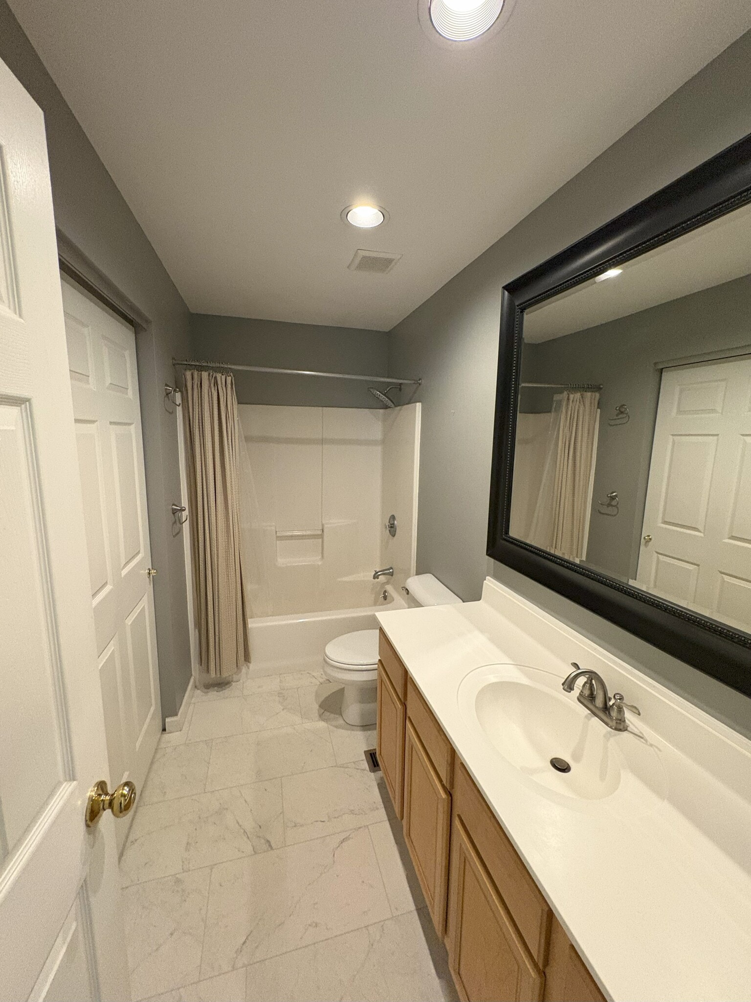 2nd floor full bathroom - 2562 Creve Coeur Dr