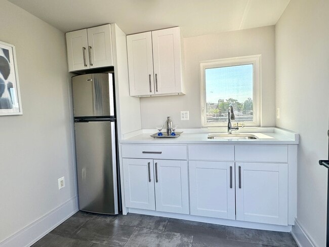 Building Photo - 2 Bedroom 2.5 Bathroom Penthouse with Park...