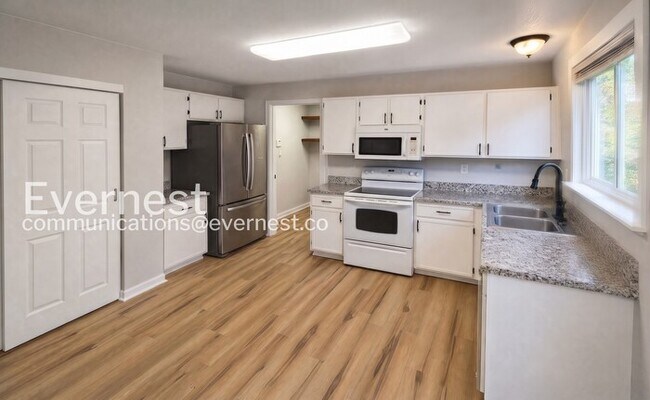 Building Photo - 3 Bed, 4 Bath Home with Fenced Yard & Garage / Pet-Friendly / Available Soon!