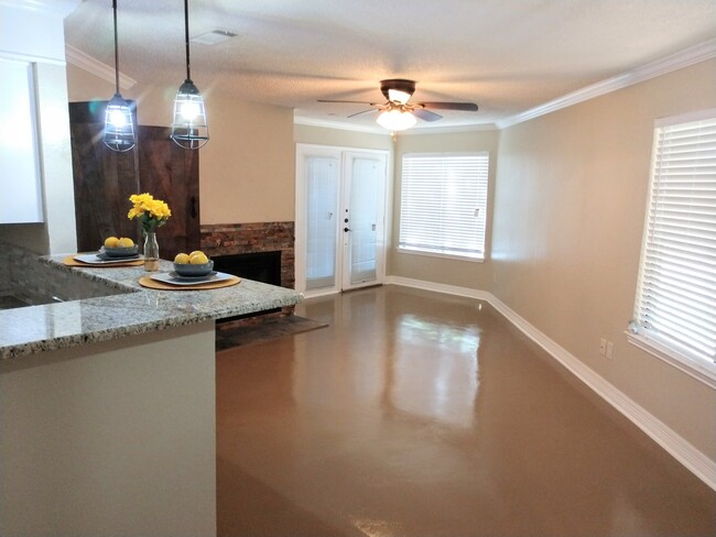 Building Photo - $1495 – 2 Bed / 1 Bath Condominium in cent...