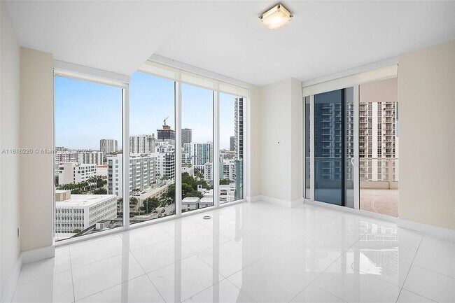 Building Photo - 2020 N Bayshore Dr