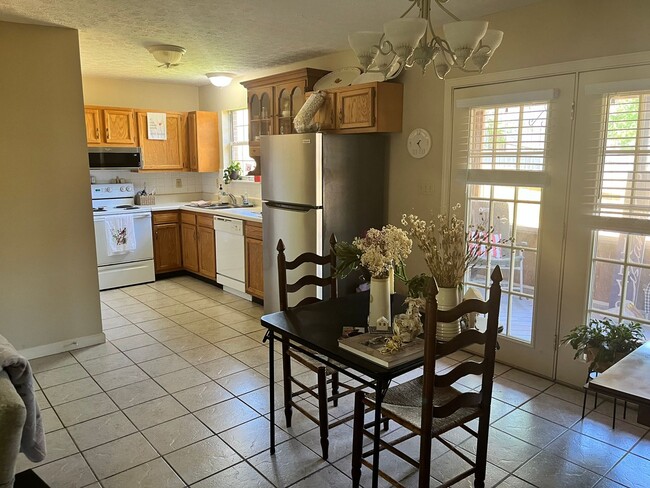 Building Photo - Cute 2 Bed/1.5Bath Home in the Heart of We...