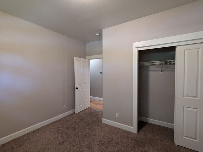 Building Photo - Gorgeous single-level 2x2 with an office\t...