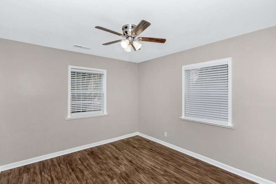 Building Photo - 4304 9th Ave SW