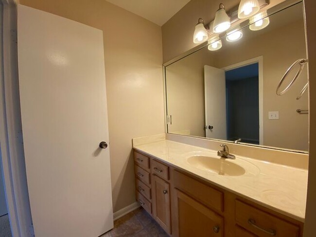 Building Photo - Large 2 Bed 2.5 Bath Apt in Green Hills - ...
