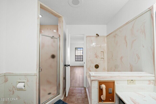 Building Photo - 224 E Lakeshore Dr