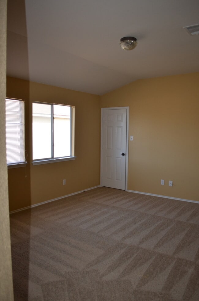 Building Photo - HUGE 5 BEDROOM HOME IN SAVANNAH HEIGHTS!