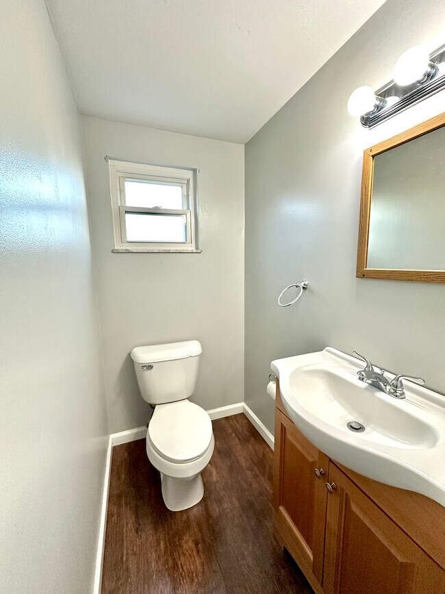 Building Photo - Charming 2 Bed, 1.5 Bath w/ Bonus Space in...