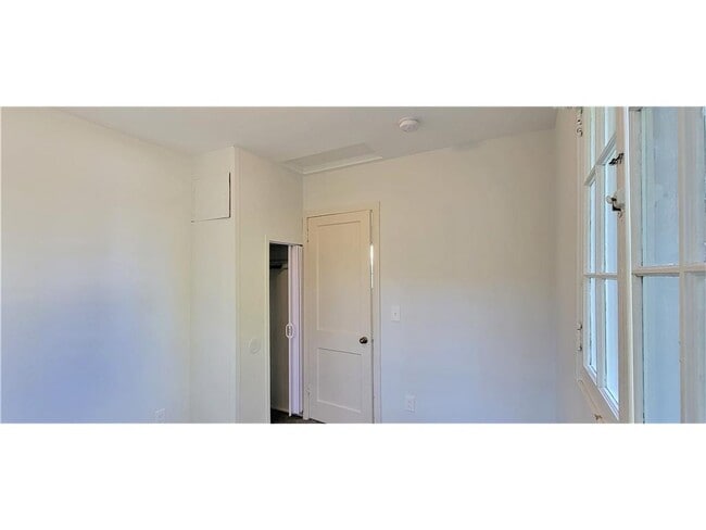 Building Photo - 2335 Hemlock Ln N