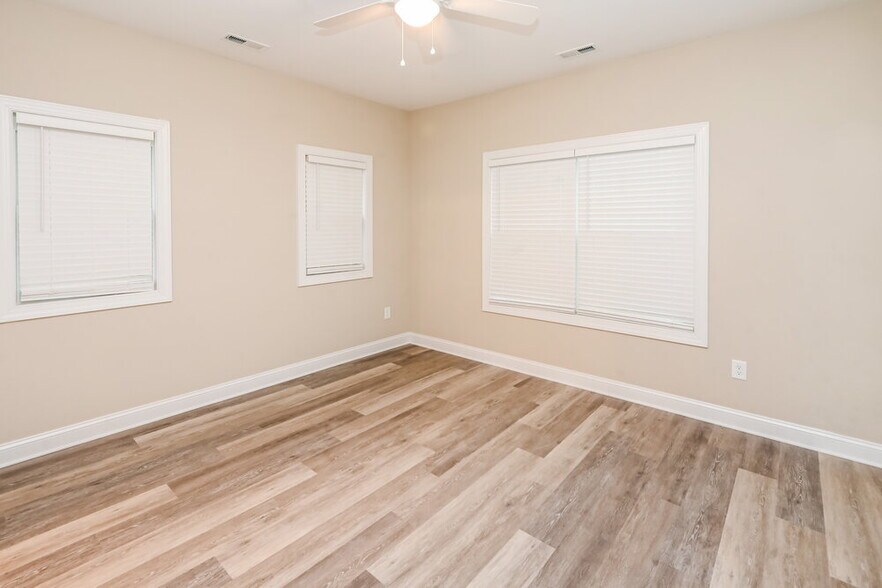 Building Photo - 2118 Ravendale St