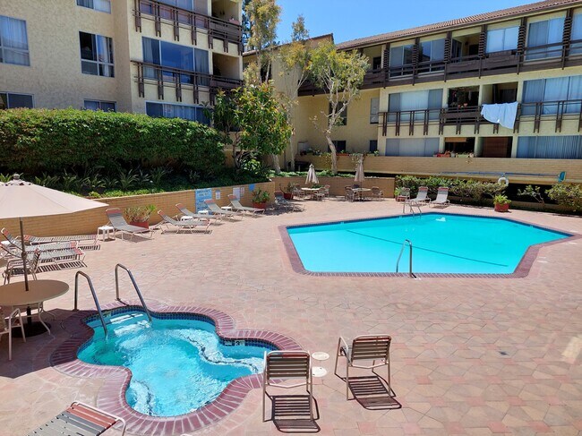 Building Photo - 5600 Kensington Way