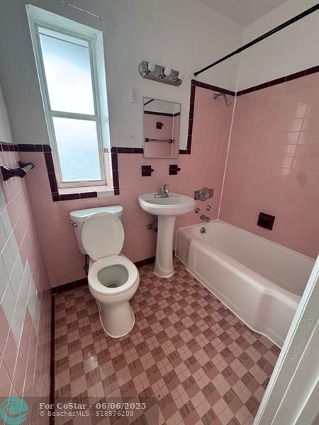 Building Photo - 306 N Lakeside Ct