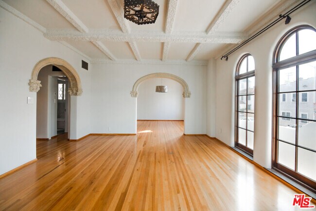 Building Photo - 1302 N Sweetzer Ave