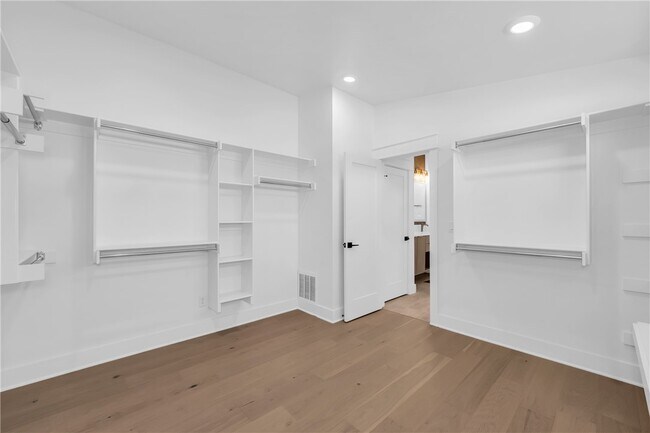 Building Photo - 123 S Paddock Loop