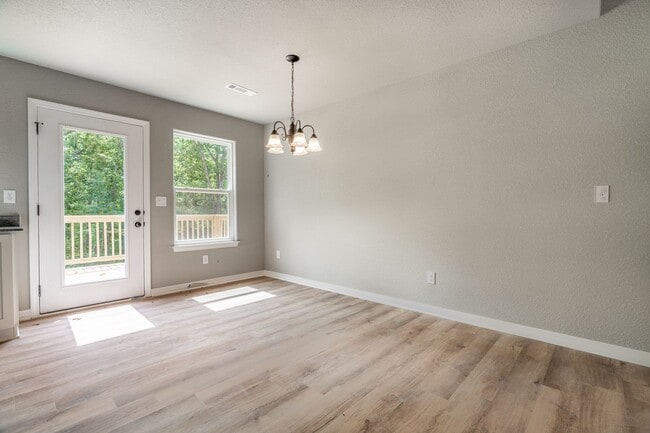 Building Photo - LIKE NEW 3-bedroom 2 bath Home in Bella Vista!!!