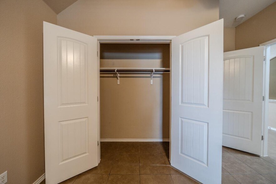 Building Photo - 304 Jack Ryan Ln