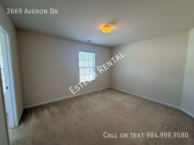 Building Photo - 2669 Averon Dr