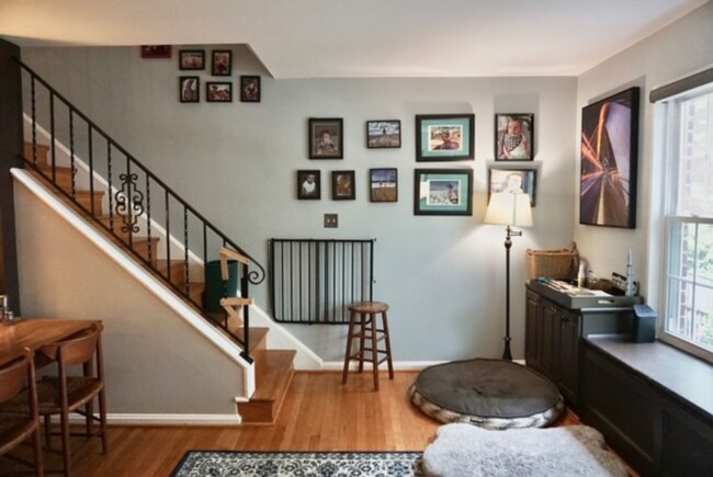 Building Photo - Stylish and updated 3BR 2 BA in superb loc...